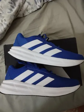 Zapatillas deportivas Adidas azules y blancas