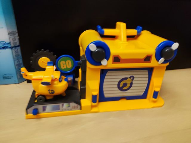 Taller Donnie s Super Wings