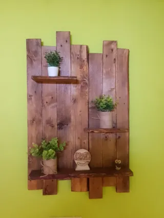 Estantería de madera artesanal