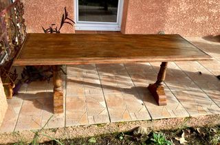 Mesa rústica antigua de salón, madera maciza