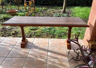 Mesa rústica antigua de salón, madera maciza