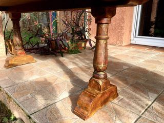 Mesa rústica antigua de salón, madera maciza