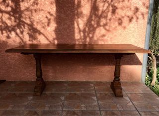 Mesa rústica antigua de salón, madera maciza