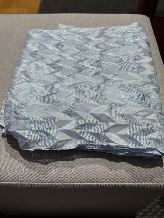 Pañuelo azul con textura geométrica