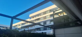 Pérgola de lona y estructura metálica