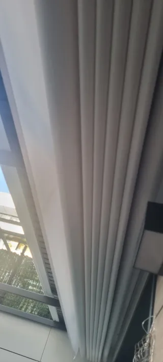 Pérgola de lona y estructura metálica