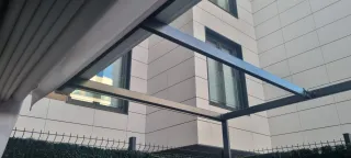 Pérgola de lona y estructura metálica