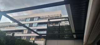 Pérgola de lona y estructura metálica