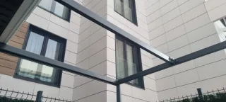 Pérgola de lona y estructura metálica