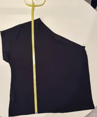 Camiseta asimétrica negra de un hombro