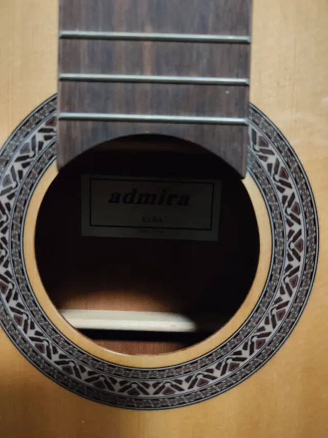 Chitarra spagnola con corde nuove