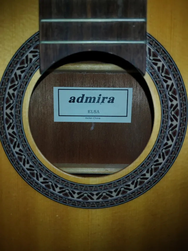 Chitarra spagnola con corde nuove