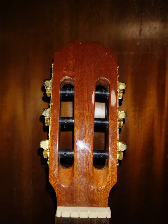 Chitarra spagnola con corde nuove