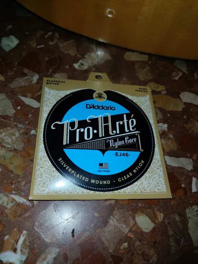 Chitarra spagnola con corde nuove