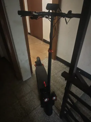 Patinete eléctrico negro sin usar