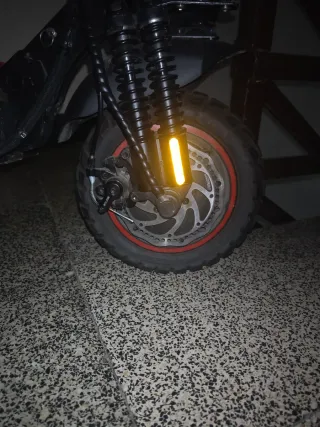 Patinete eléctrico negro sin usar