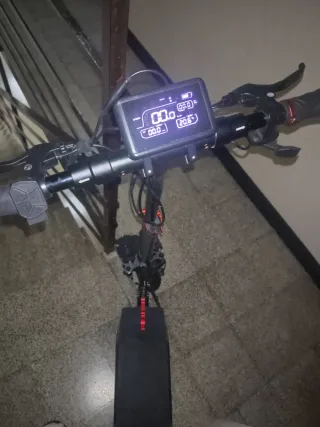 Patinete eléctrico negro sin usar