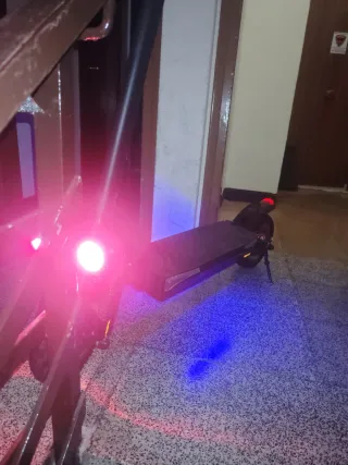 Patinete eléctrico negro sin usar