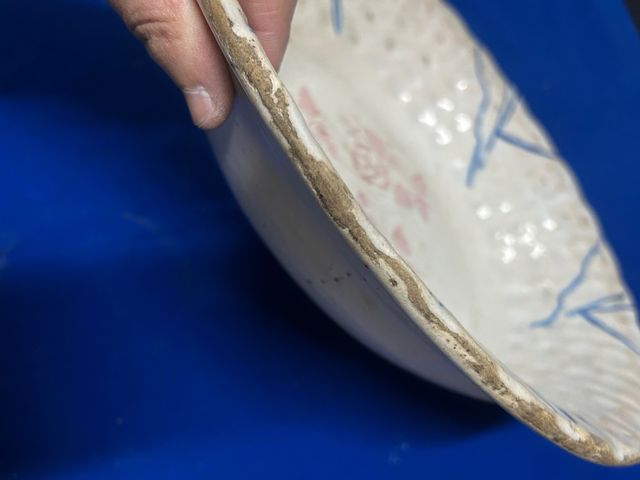 Antico piatto/vassoio rotondo con motivi floreali