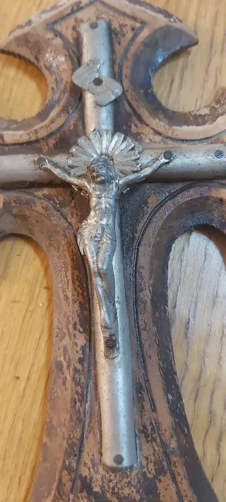 Crucifijo antiguo con peana