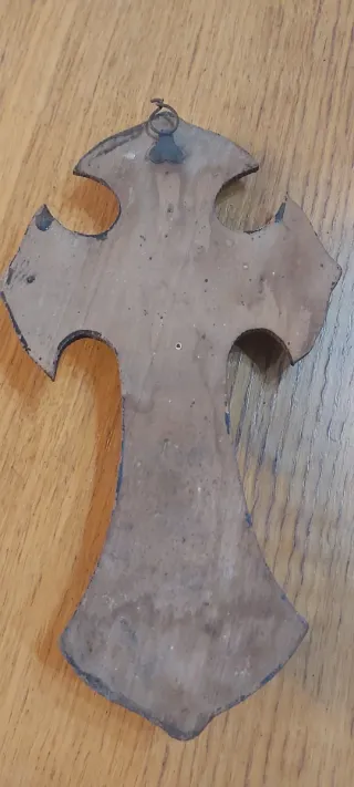 Crucifijo antiguo con peana