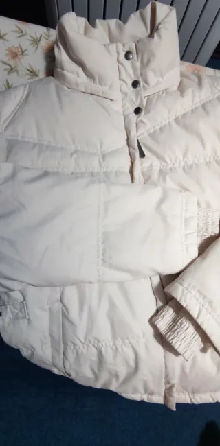 Abrigo plumífero blanco hueso