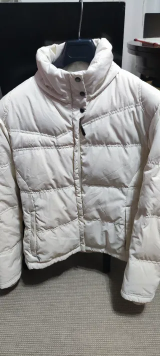 Abrigo plumífero blanco hueso