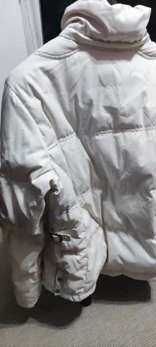 Abrigo plumífero blanco hueso