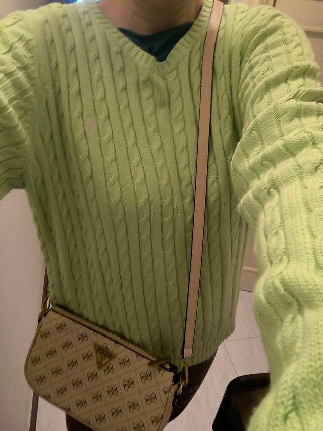 Bolso de vestir elegante. Marca Guess.