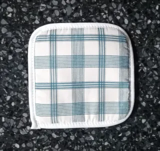 Presina cucina bianca e verde a quadretti