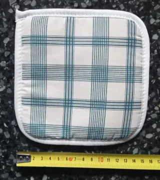 Presina cucina bianca e verde a quadretti