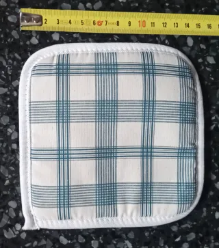 Presina cucina bianca e verde a quadretti