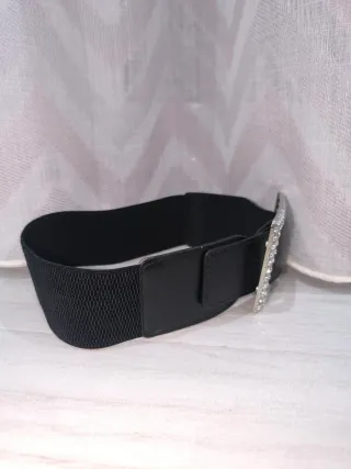 Cinturone in pelle con fibbia gioiello