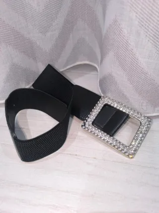 Cinturone in pelle con fibbia gioiello