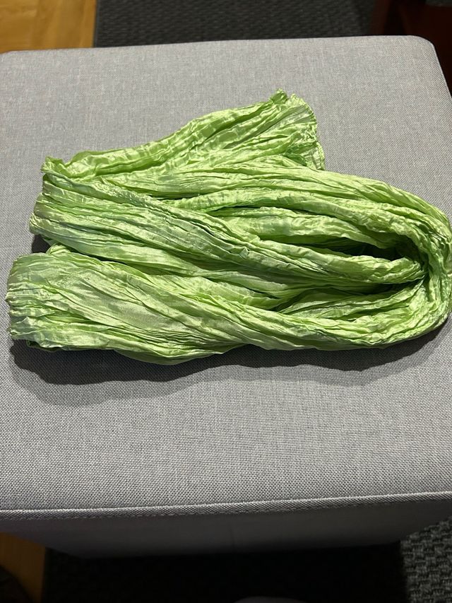 Pañuelo verde seda plisado