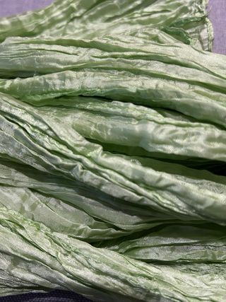 Pañuelo verde seda plisado