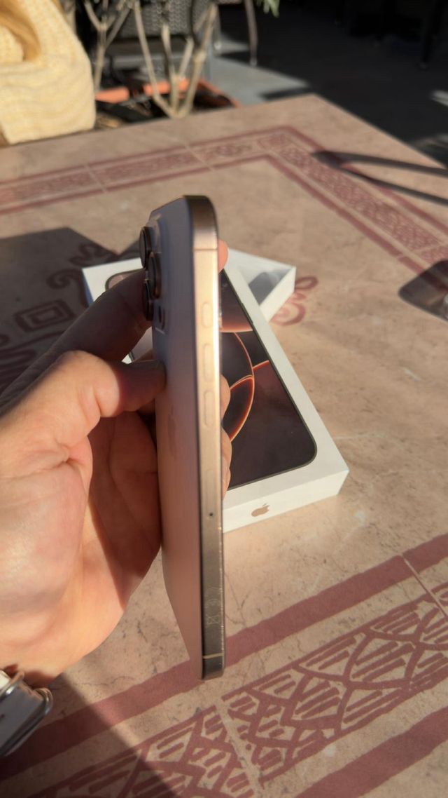 iPhone 16 Pro Max Dorado