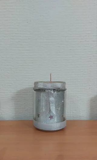 Vela artesanal plateada con estrellas