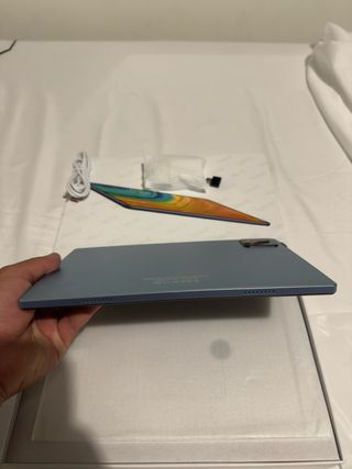 Tablet PC con cargador y cable