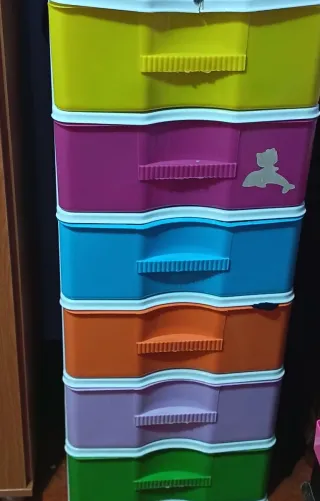 Mueble de plástico con cajones de colores