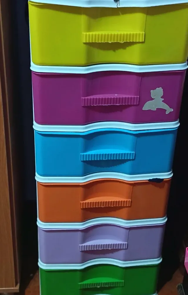 Mueble de plástico con cajones de colores
