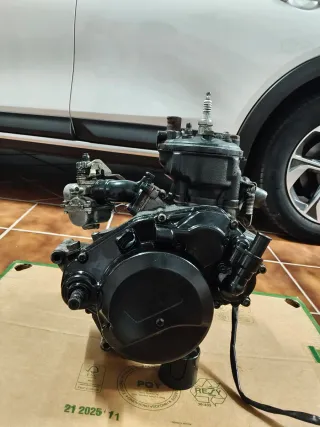 Se cambia o se vende Motor AM6 top Negro con Escap