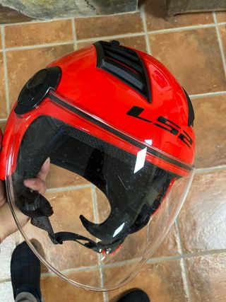 Dos Cascos de moto  -AGV blanco -LS2 rojo