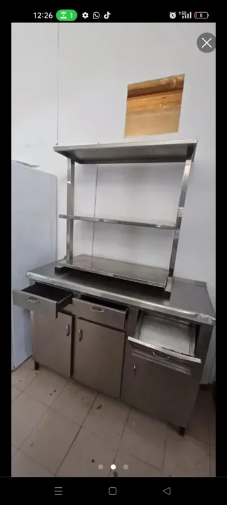 Tavolo in acciaio inossidabile con ripiani