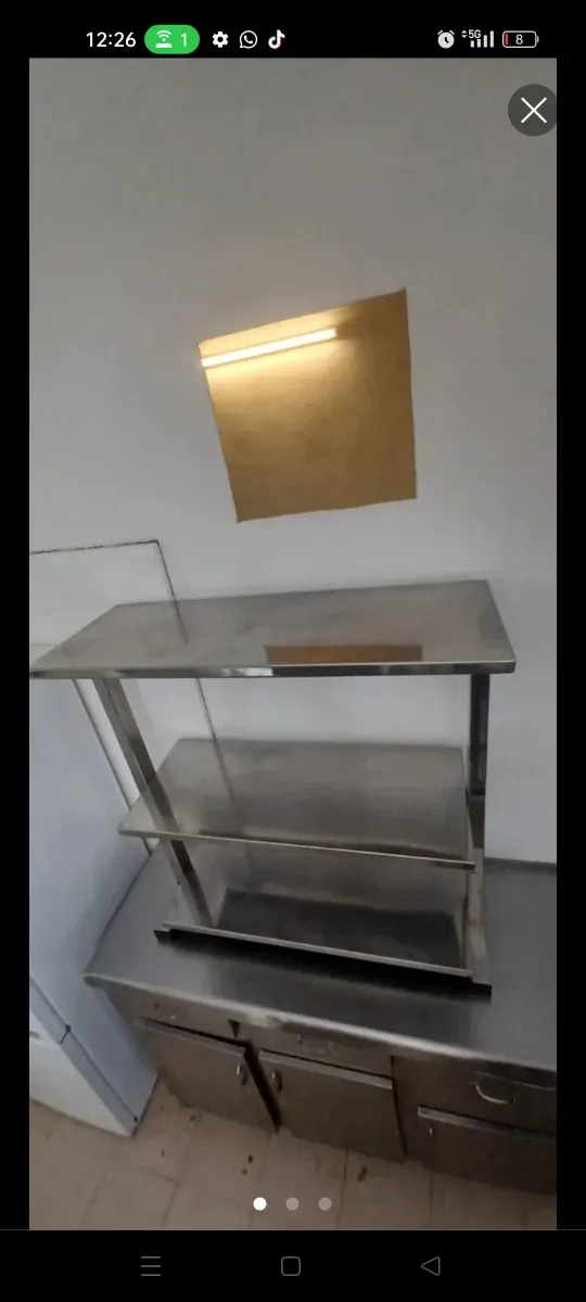 Tavolo in acciaio inossidabile con ripiani