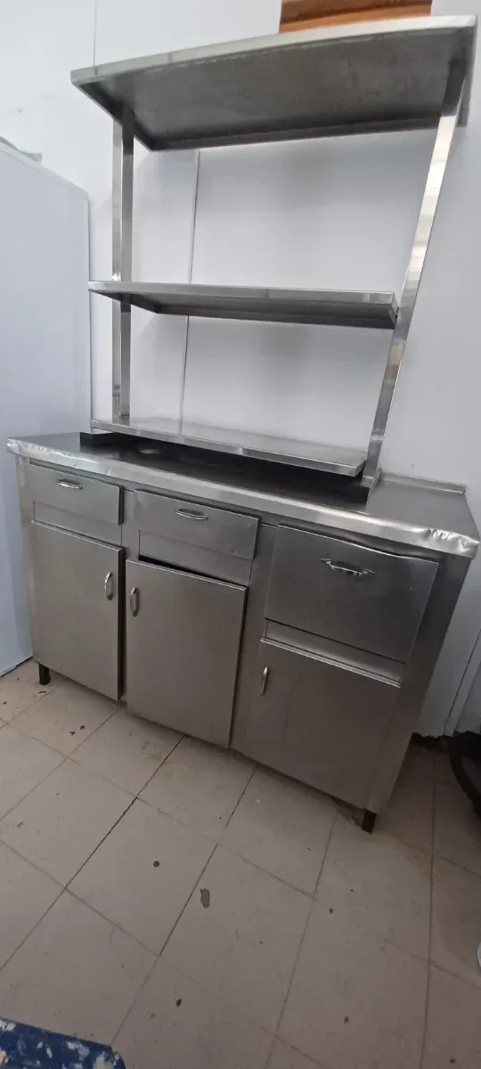 Tavolo in acciaio inossidabile con ripiani