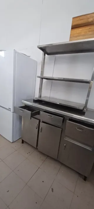 Tavolo in acciaio inossidabile con ripiani