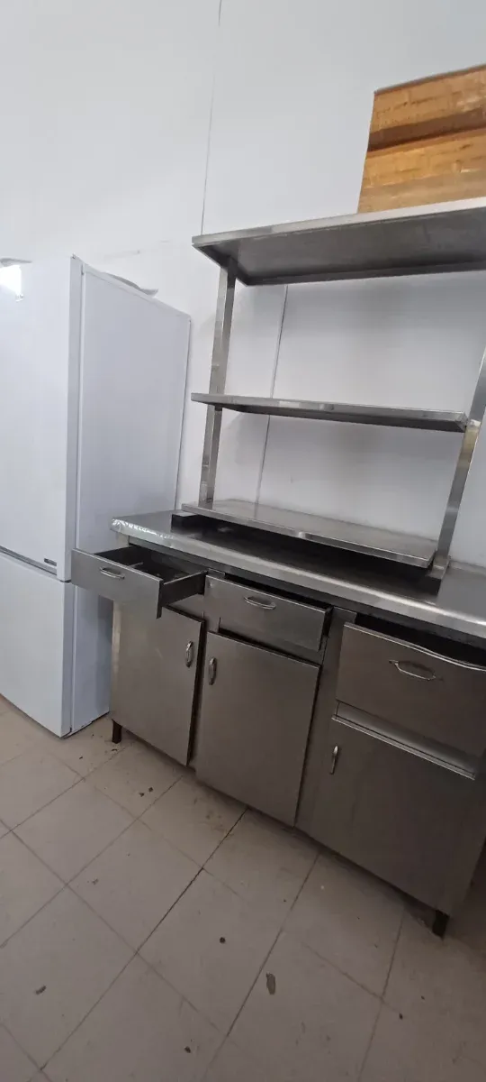 Tavolo in acciaio inossidabile con ripiani