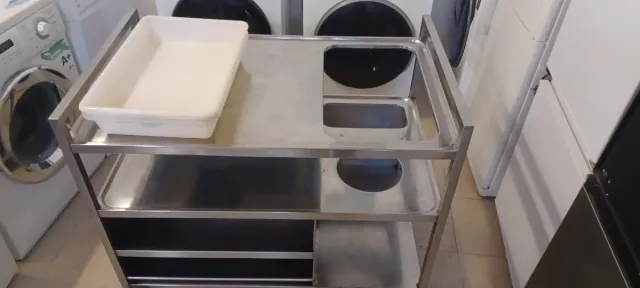 Tavolo in acciaio inossidabile con ripiani