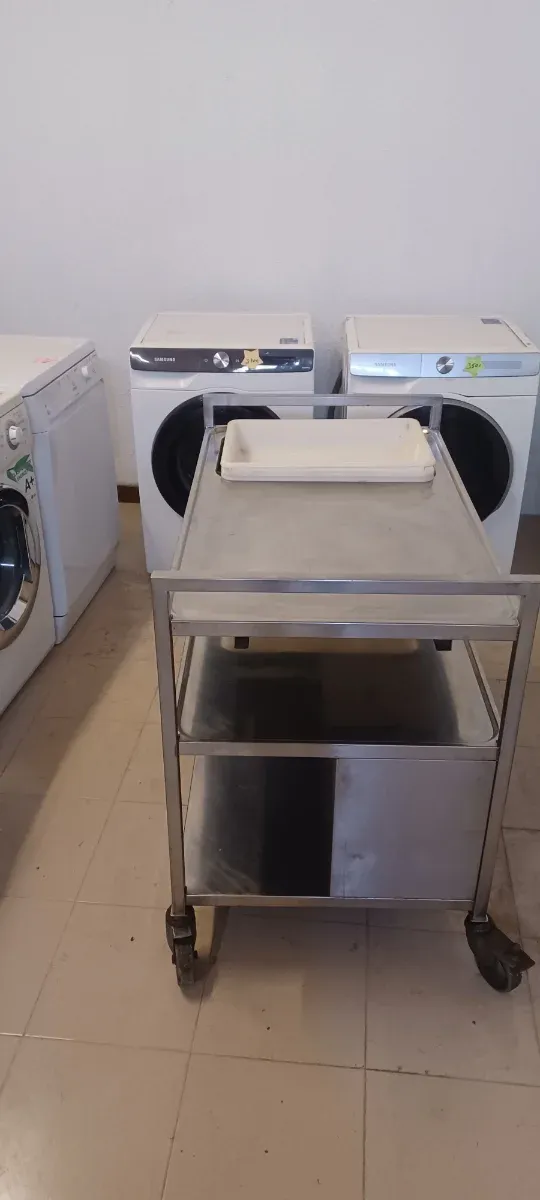 Tavolo in acciaio inossidabile con ripiani